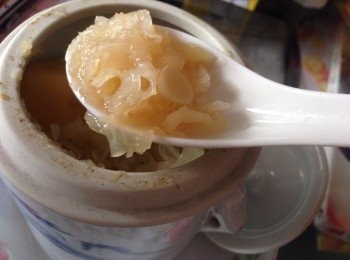 step2: 將焞盅加好材料及蘋果汁後可加少少滾水至緊緊蓋過所有材料約七八分滿蓋上格水燉45分鐘至1小時便可享用