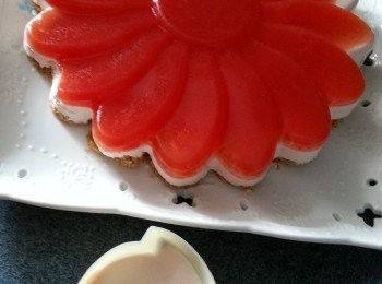 step20: 待消化餅亦雪硬身後,輕手脫去模加上玫瑰花餅裝飾即可