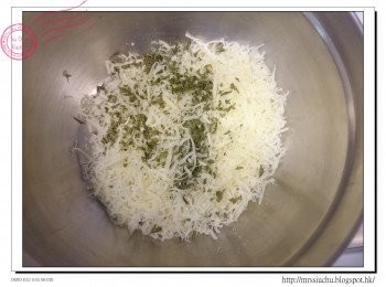 step3: 把Parmesan cheese刨成絲, 加入Parsley拌勻。
