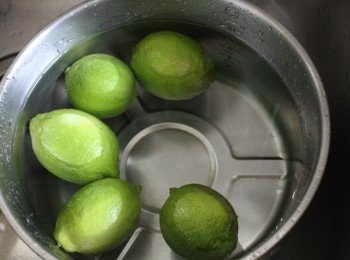 step1: 可是照片中的檸檬是國外的黃檸檬– 萊姆，大概只有美商好市多或是有賣國外水果的百貨超市比較會找得到，而且單價也不便宜，雖然有詢問過國內有機農場的朋友，雖然台灣有種植，卻不一定現在這個季節會有，所以今天我改用台灣正統的檸檬[綠色] 代替。