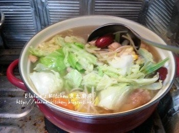 step7: 再加入椰菜 , 粟米外皮及粟米鬚拌勻