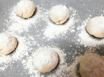 step7: 把麵糰搓成球狀 , 放到已舖上烘焙紙的烤盤上 , 麵糰上大量撒上低粉