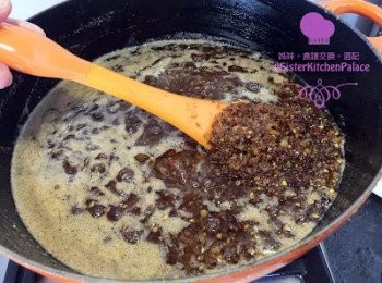 step8: 7. 當所有材料都炸好，就可以加油用中小火再煮，本身用來炸既油都要，因為是所有材料香味精華所在，而油既分量要蓋過所有材料。