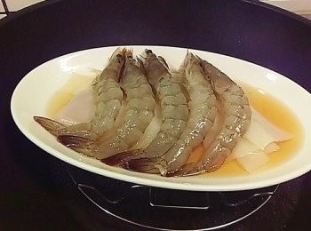 step3: 鍋內燒水預備烹煮 待鍋內水滾後再放入備妥的蝦子 蓋上鍋蓋用中大火計時約蒸2分鐘即可