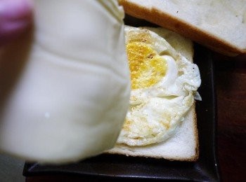 step6: 吐司放上蛋後灑上少許的胡椒粉，接著放上一片起司