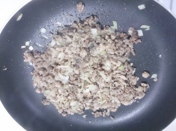 step3: 蒜頭香氣出來➡洋蔥，炒至洋蔥軟而透明