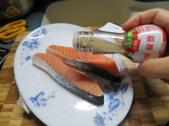 step3: 將挪威三文魚兩邊灑上適量味椒鹽