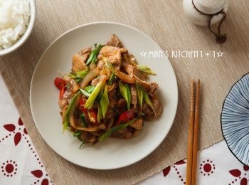 step5: 一道家常又快速蔥爆豬肉看起來是不是很簡單呢？回家前去一趟超市，很快的妳也能在家享受這道美味的料理喔，快點試試看吧！