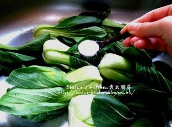 step6: 小棠菜加少許鹽 , 再加水浸過面靜待10分鐘後切碎