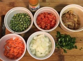 step1: 蔬菜都切成差不多大小的丁，豬肉條用1茶匙咖哩粉+鹽少許+黑胡椒粉少許+2茶匙香油抓勻備用。