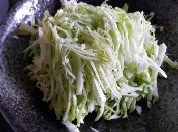step1: 用4至5片椰菜，清洗後切絲備用