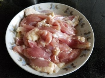 step4: 雞肶肉，切成粗條用麻油，糖，生抽生粉醃 30 分鐘