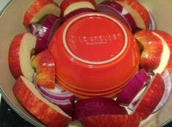 step1: 將紫洋蔥切厚片, 蘋果去芯切厚片, 煲中間放入一隻碗, 然後將紫洋蔥和蘋果放入煲內。(無需加水)