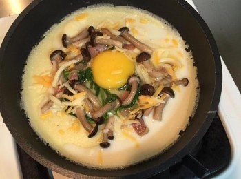 step5: <span class="group_1">餅皮</span>稍微凝固了之後, 在中心放入炒好的<span class="group_2">餡料</span>, 撒上Mozzarella起士, 中間弄凹一點打一顆雞蛋