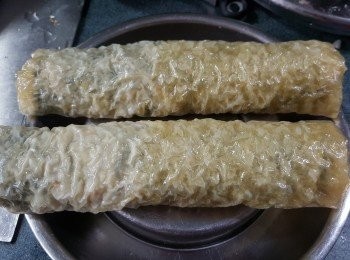 step11: 最新改良做法係會更易切片:將卷好的蝦卷去蒸3分鐘,灘凍後才切片煎香