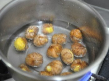 step4: 生栗子殼膜不好剝去，要先滾水燒為川燙過，就可以輕而易舉的去除殼膜囉~