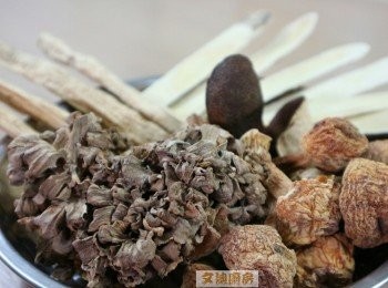 step1: 舞茸及姬松茸(洗淨，浸水一小時以上，水留下用來煲湯)、 黨參及北芪(洗淨浸軟)、果皮(浸軟刮囊)、
