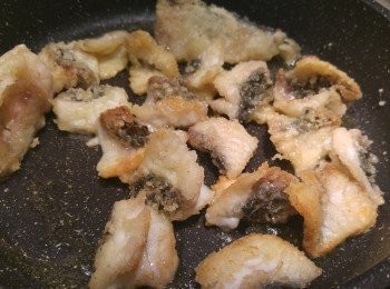 step2: 將<span class="group_3">炸粉</span>攪勻後撲上魚片上輕壓一下,用油炸兩次方法炸到魚片炸到脆口備用。