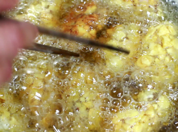 step6: 以中高油温來炸<a href="https://bit.ly/3zHU5V3" target="_blank" data-keyword="雞翼" class="guide-link"><strong>雞翼</strong></a> <span style="display:inline-block;vertical-align:middle;margin-top:-3px;color:initial;border-radius:3px;padding:2px 3px;font-size:12px;line-height:14px;background:#87d300;color:#fff;">即買</span> 。<a href="https://bit.ly/3zHU5V3" target="_blank" data-keyword="雞翼" class="guide-link"><strong>雞翼</strong></a> <span style="display:inline-block;vertical-align:middle;margin-top:-3px;color:initial;border-radius:3px;padding:2px 3px;font-size:12px;line-height:14px;background:#87d300;color:#fff;">即買</span> 輕放入油鍋, 先不急於翻面。炸成型後才翻面。第一次炸4分鐘。全部撈起。