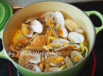 step3: 下花甲和適量水份，煮至滾起，下鹽和胡椒粉調味