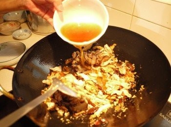 step7: 加入約2~3大匙香菇水