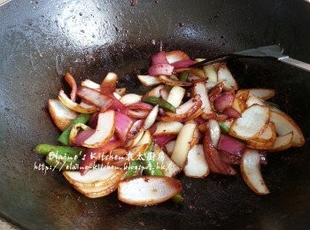 step8: 加入少許老抽及糖拌勻蓋上蓋至洋蔥軟身