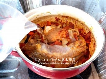 step6: 加入牛展 , 滷水包 , <span class="group_2">調味料</span>及冰糖拌勻炒數分鐘 , 加水至蓋過所有材料