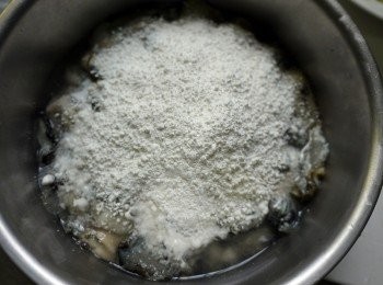 step2: 鮮蚵用鹽抓乾洗後，沖水瀝乾，下適當的地瓜粉拌均