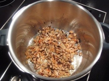 step5: 將油倒入鍋裡加熱,放入蝦米香菇一起爆香。