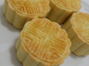 step1: 月餅做法 :
中筋麵粉、吉士粉拌勻過篩備用
牛油放入一個大盤中，用電動打蛋器打至發白和滑身, 加入糖霜、鹽攪勻,再加入蛋漿攪勻