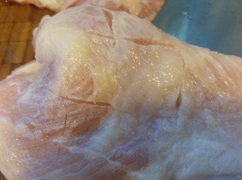 step1: 豬頸肉表面打十字, 然後加醃料15分鐘 後再加叉燒醬。