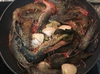 step12: 同時也可以先將已熟的花椰菜、四季豆和鮮香菇夾起鍋並瀝乾備用。