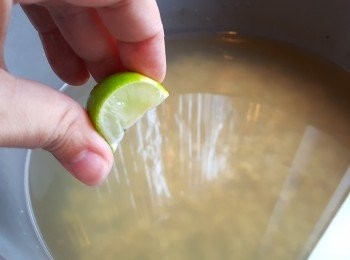 step5: 加入適量冰糖煮至溶解後，再加入青檸汁。