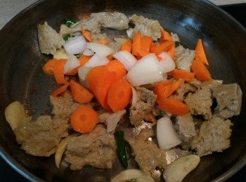 step5: 下甘筍及洋蔥一起炒