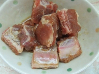 step2: 豬大排洗淨切小塊加鹽、料酒、醬油醃制2小時。