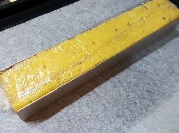 step5: 放入雪櫃冷藏1小時至硬身。