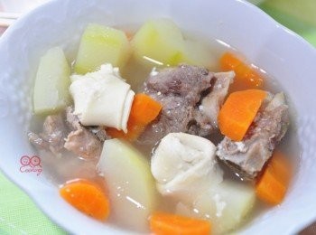 step6: 青木瓜含有維生素Ａ是屬於油脂性維生素和酵素，排骨中含有脂肪和蛋白質，所以很多人燉青木瓜排骨燉煮，希望能達到豐胸的效果。但因每個人的成長體質與年齡層吸收力皆有不同，並非絕對有功效喔~