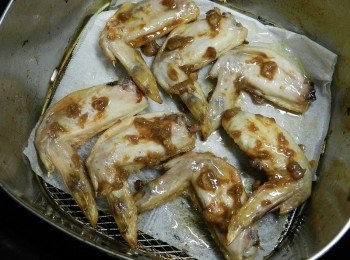 step4: 翻面後再塗一次泰泰風暹蝦鮮蝦，180度3分