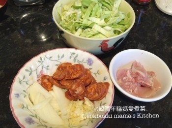 step1: 準備1湯匙蒜蓉、洋蔥和椰菜切絲、Chorizo切片、雞切粒備用。