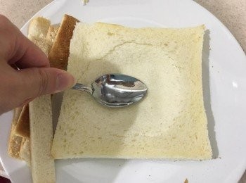 step1: 先將方包四邊去皮, 在中間位置用湯匙壓扁, 然後搽少許牛油上面