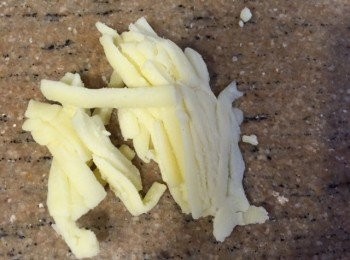 step2: 2)醬汁放上多士面再加入芝士絲焗3分鐘或金黃即可.