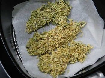 step2: 依序將雞柳沾上低粉、蛋液、脆麵，在氣炸鍋內鍋放上一張烘焙紙，把做好的雞柳放上