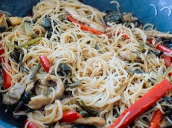 step5: 再加入肉絲，雪菜，米粉和<span class="group_2">調味料</span>，再炒一炒即成！