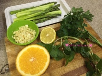 step1: 露荀先洗淨去桱部粗枝部份，若太大條可切半備用