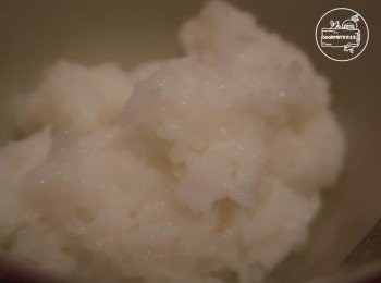 step1: 米布丁所用到的米，可以是隔夜飯、現煮的、稠稀飯。我所選用的是稠稀飯，較軟爛、好入味，很適合布丁的口感。
