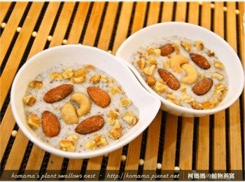 step3: 最後依序在黑木耳米布丁上，放入核桃、腰果與杏仁果。