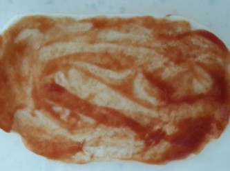 step2: 將空氣擠出,分成數個小麵糰,外表沾少量乾粉擀成圓片,抹上番茄醬