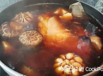 step4: 將<span class="group_2">湯汁</span>煮沸，放入所有<span class="group_1">材料</span>煮至沸。