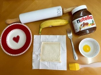 step1: 先用200度預熱焗爐。切片方包用桿麵棍壓平。