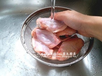 step1: <a href="https://bit.ly/3zHU5V3" target="_blank" data-keyword="雞翼" class="guide-link"><strong>雞翼</strong></a> <span style="display:inline-block;vertical-align:middle;margin-top:-3px;color:initial;border-radius:3px;padding:2px 3px;font-size:12px;line-height:14px;background:#87d300;color:#fff;">即買</span> 沖洗乾淨及瀝乾
